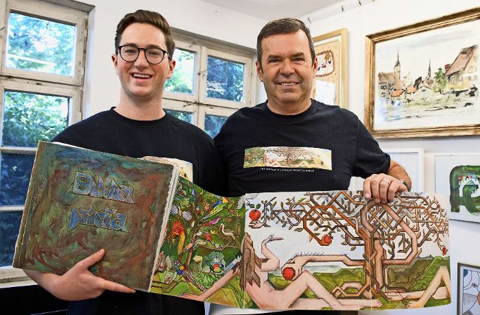 Enkel Florian und Sohn Martin Wiedmann halten das Erbe des Malers Willy Wiedmann hoch. Foto: Lichtgut - Oliver Willikonsky